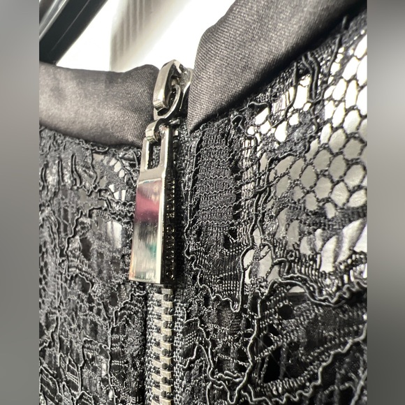 VINCE CAMUTO V Neck size 8 Black Lace Peplum Shift Dress EUC - Picture 3 of 10